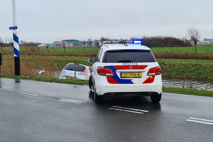 Automobilist rijdt met auto de sloot in