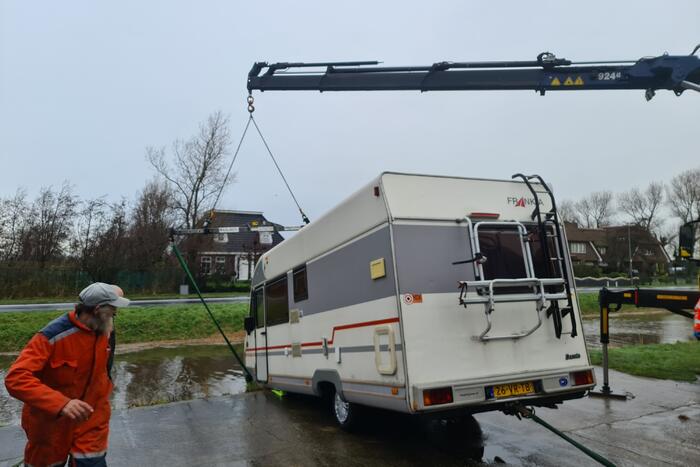 Camper op het randje van de afgrond