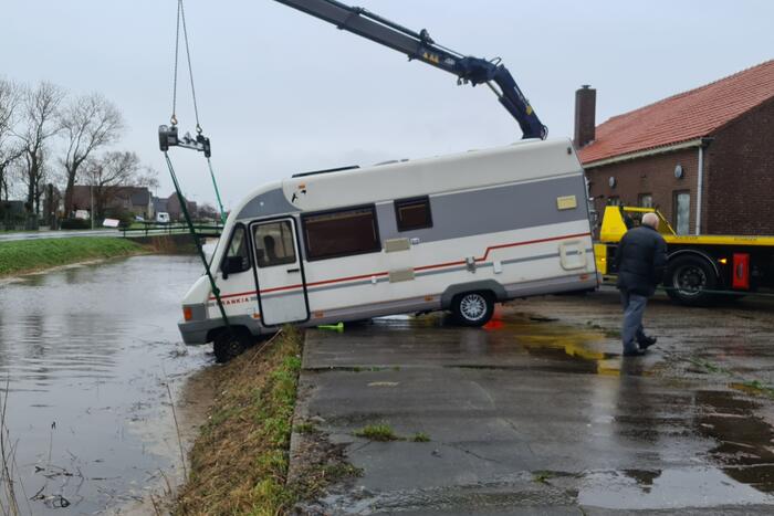 Camper op het randje van de afgrond