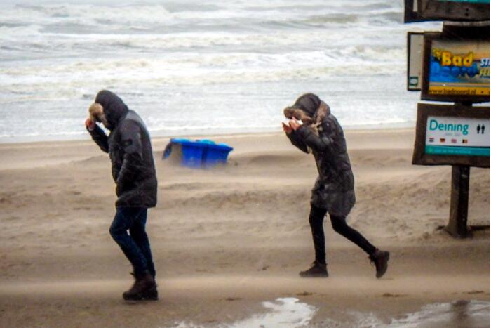 Uitwaaien op het strand bij windkracht negen