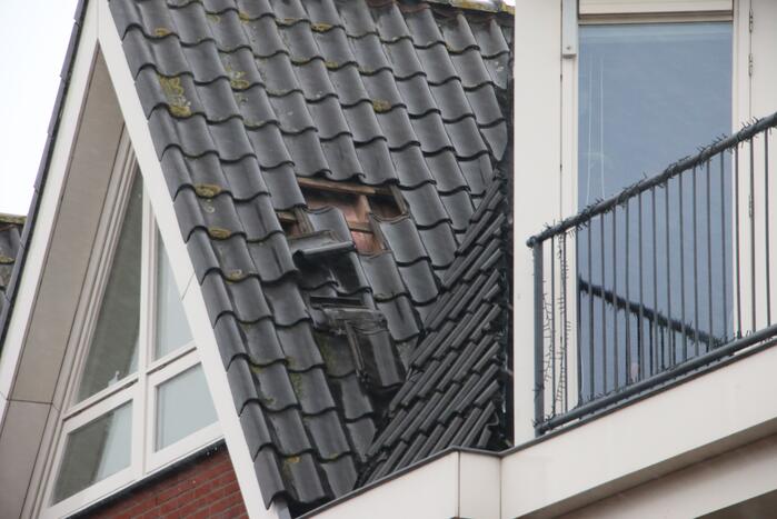 Dakpannen waaien van het dak