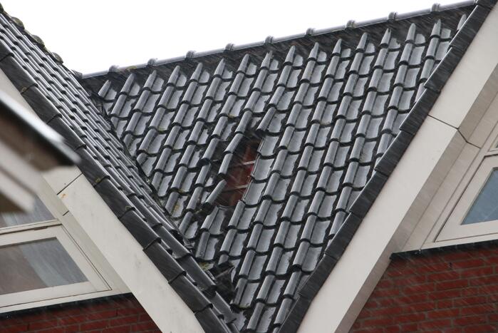 Dakpannen waaien van het dak