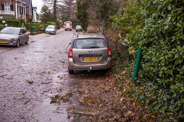 Enorme tak valt op dak van auto