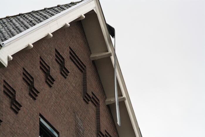 Plaat van dak laat los door de wind