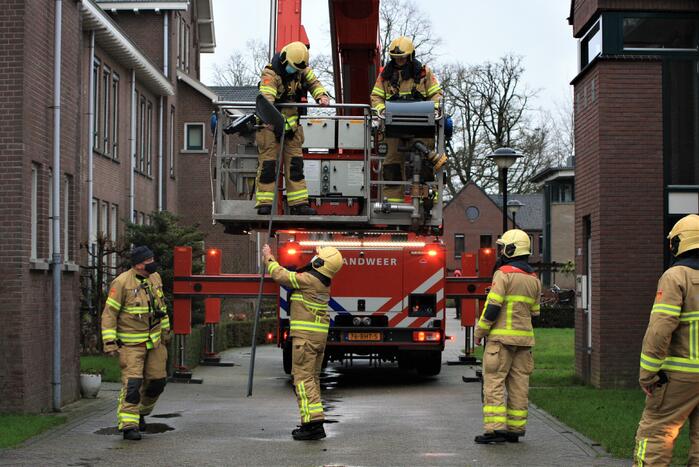 Plaat van dak laat los door de wind
