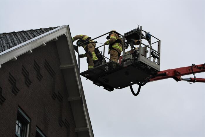 Plaat van dak laat los door de wind