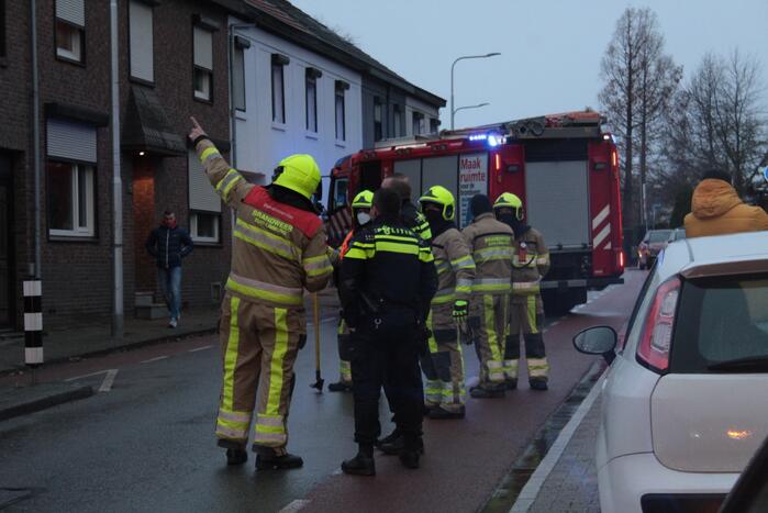 Deel muur in aanbouw op instorten door wind