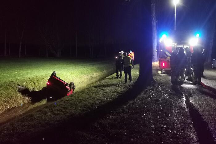 Auto belandt op kop in sloot