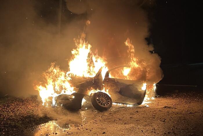 Auto met lachgas in brand bij ongeval