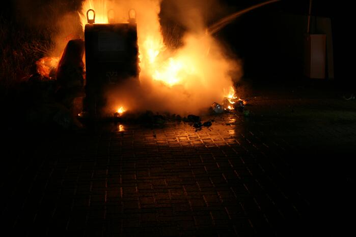 Rommel naast container in brand gevlogen