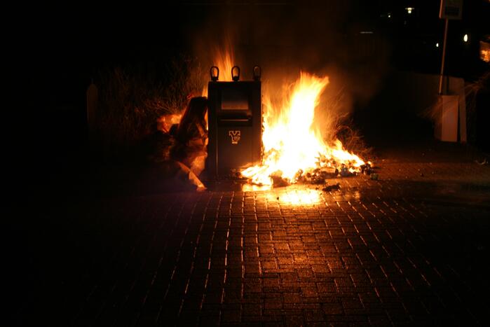 Rommel naast container in brand gevlogen