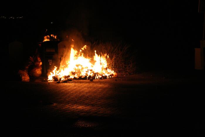Rommel naast container in brand gevlogen