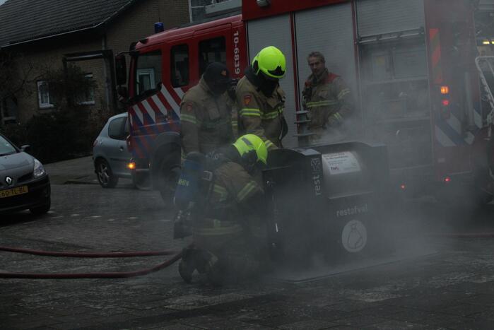 Brand in ondergrondse container snel geblust
