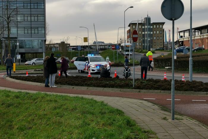Motorrijder onderuit op rotonde