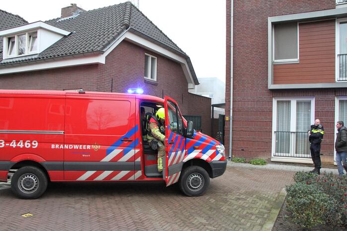 Brand onder overkapping van woning