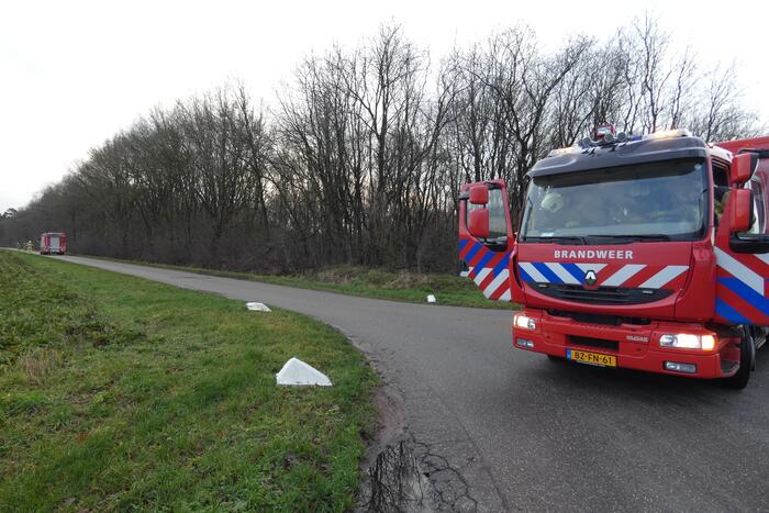 Mogelijke gaslekkage in berm langs weg