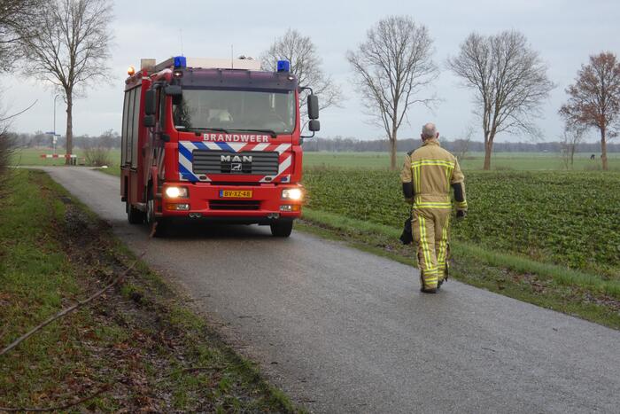 Mogelijke gaslekkage in berm langs weg
