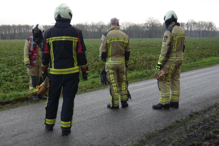 Mogelijke gaslekkage in berm langs weg