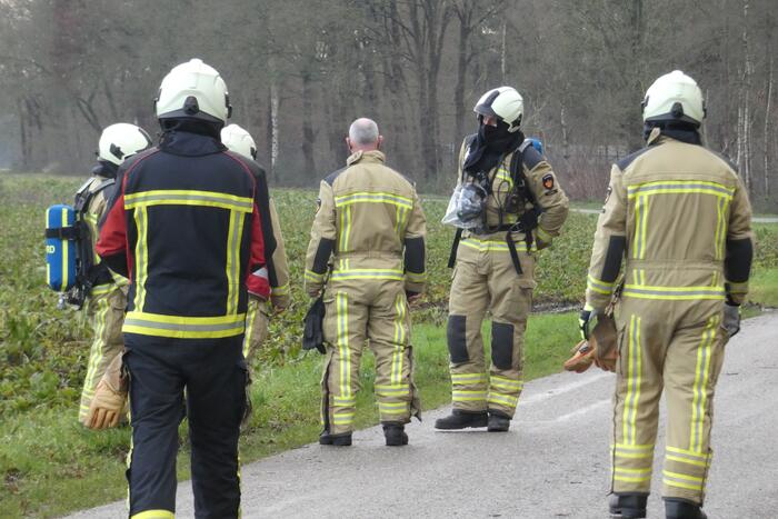 Mogelijke gaslekkage in berm langs weg