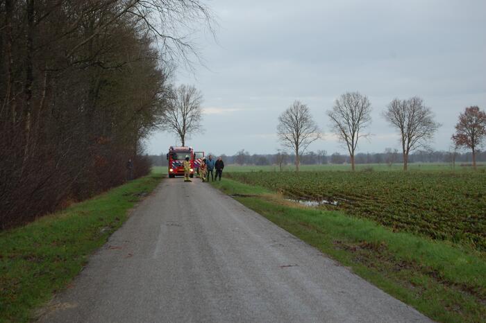 Mogelijke gaslekkage in berm langs weg