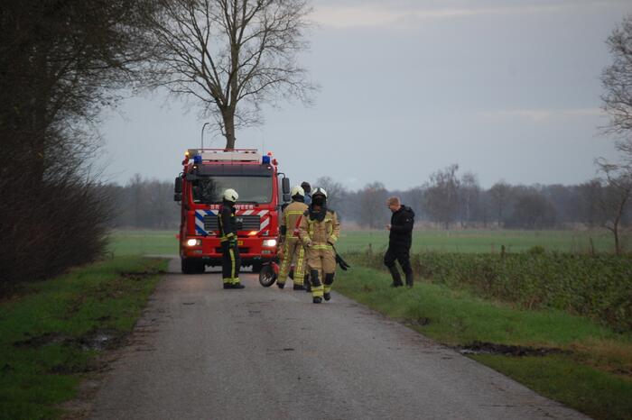 Mogelijke gaslekkage in berm langs weg