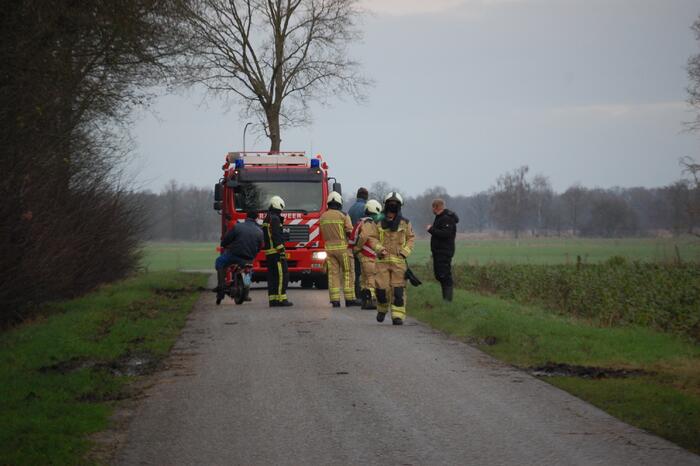 Mogelijke gaslekkage in berm langs weg