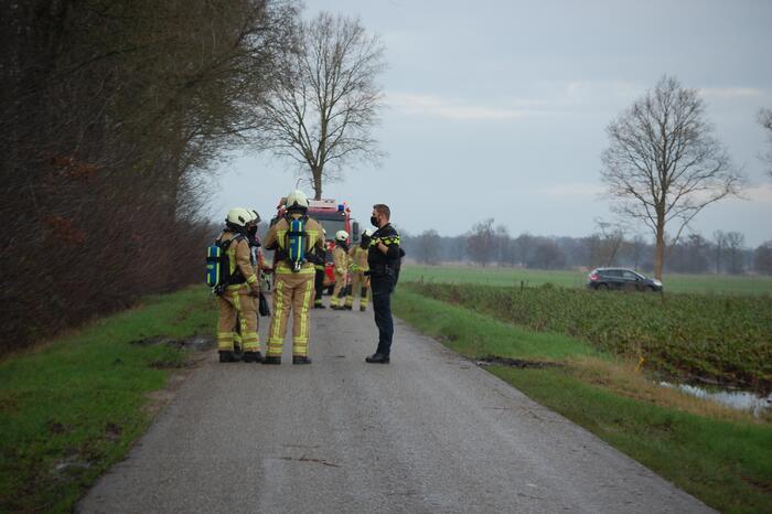 Mogelijke gaslekkage in berm langs weg