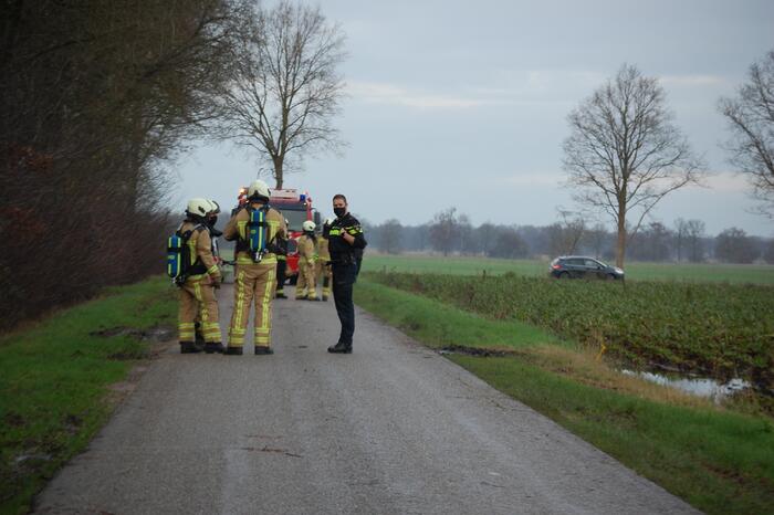 Mogelijke gaslekkage in berm langs weg