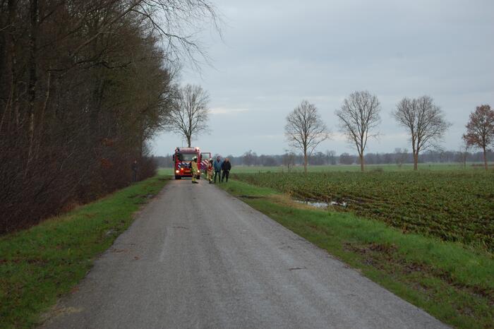 Mogelijke gaslekkage in berm langs weg