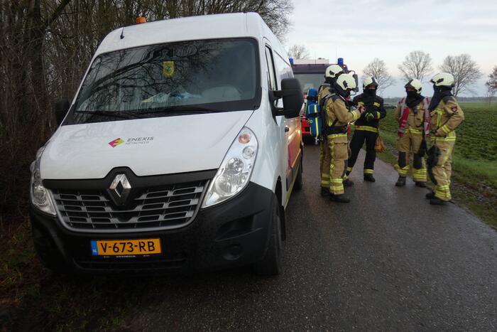Mogelijke gaslekkage in berm langs weg