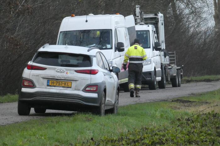 Mogelijke gaslekkage in berm langs weg