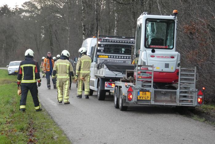 Mogelijke gaslekkage in berm langs weg