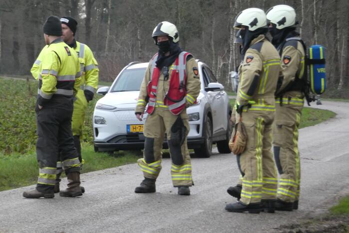Mogelijke gaslekkage in berm langs weg