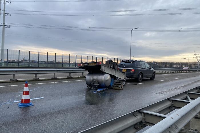 Aanhanger met vloeistof belandt op zijn kop