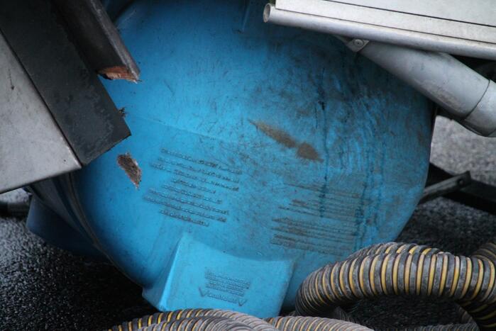 Aanhanger met vloeistof belandt op zijn kop