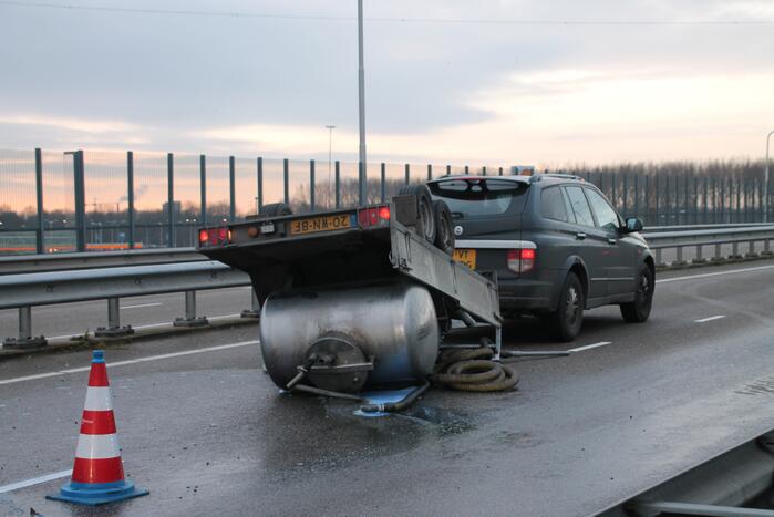 Aanhanger met vloeistof belandt op zijn kop