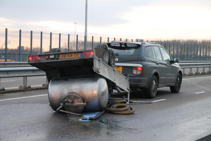Aanhanger met vloeistof belandt op zijn kop