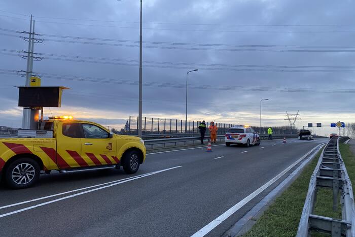 Aanhanger met vloeistof belandt op zijn kop