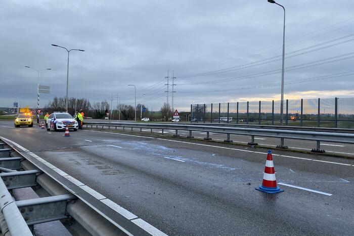 Aanhanger met vloeistof belandt op zijn kop