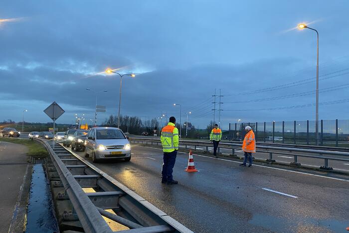 Aanhanger met vloeistof belandt op zijn kop