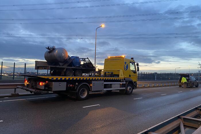 Aanhanger met vloeistof belandt op zijn kop