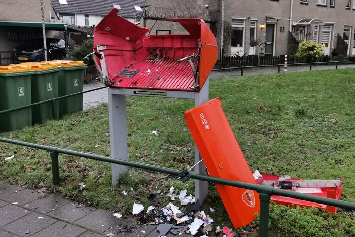 Brievenbus PostNL opgeblazen