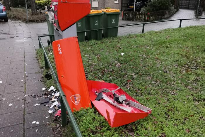 Brievenbus PostNL opgeblazen