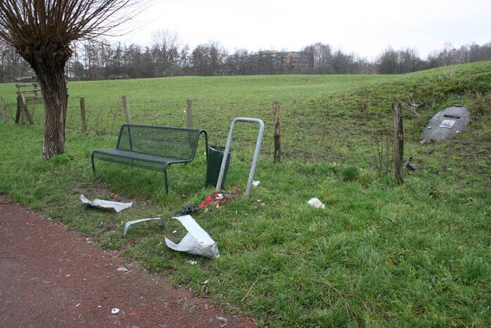 Prullenbak opgeblazen in Linge-Waalpark