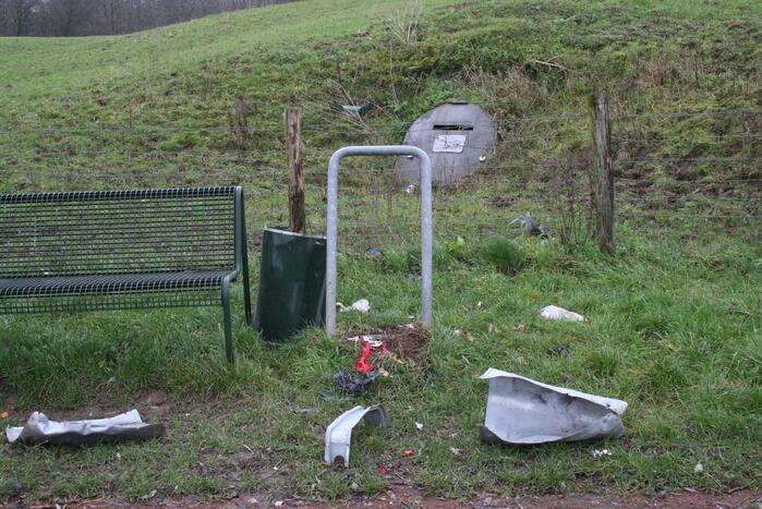 Prullenbak opgeblazen in Linge-Waalpark