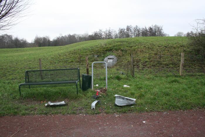 Prullenbak opgeblazen in Linge-Waalpark