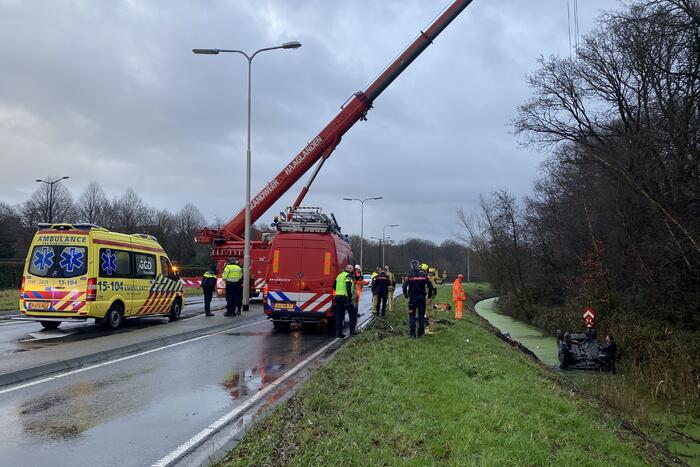 Auto raakt van de weg belandt op de kop in sloot