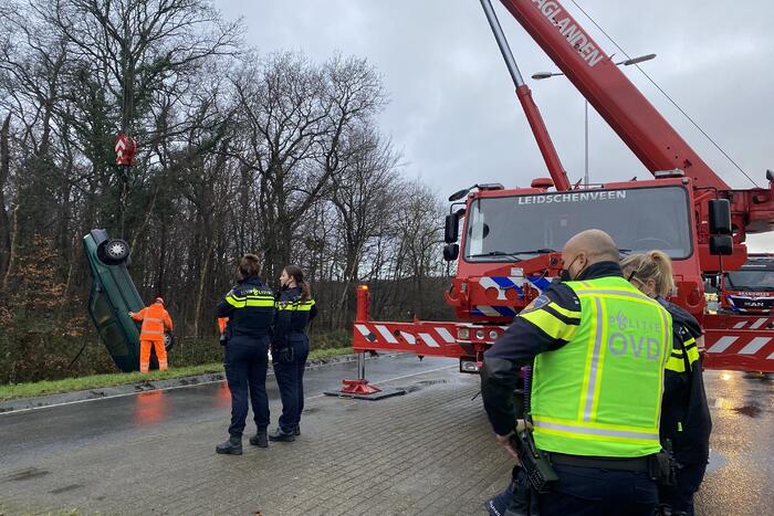Auto raakt van de weg belandt op de kop in sloot
