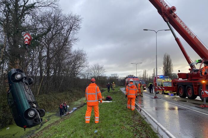 Auto raakt van de weg belandt op de kop in sloot