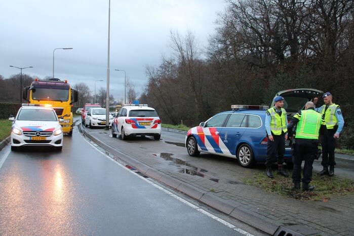 Auto raakt van de weg belandt op de kop in sloot